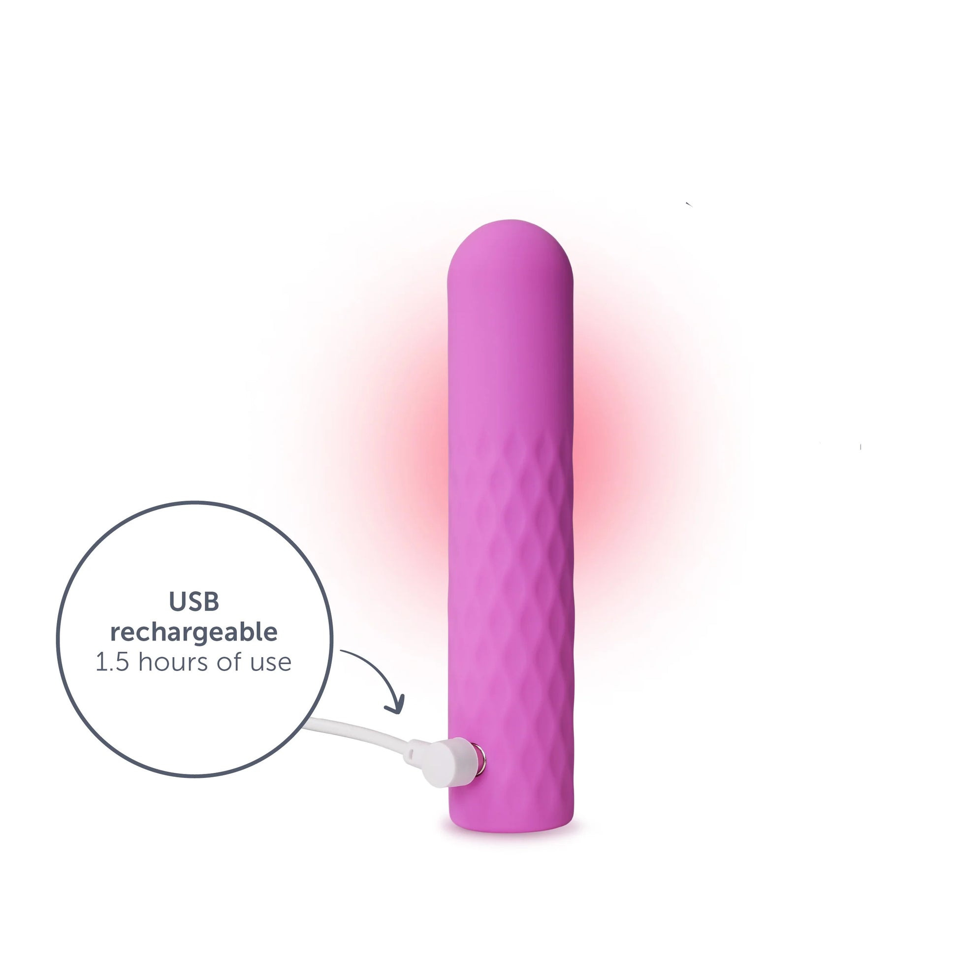 Primer plano del vibrador de bala de silicona rosa con un cable de carga USB conectado en la base, resaltando su función recargable